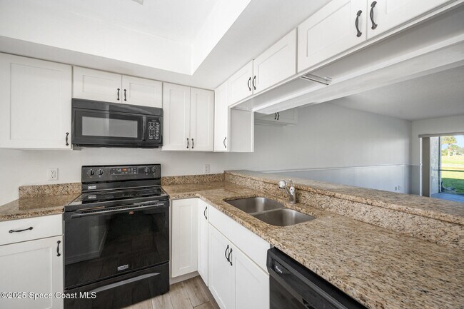 Building Photo - 2230 Golf Isle Dr