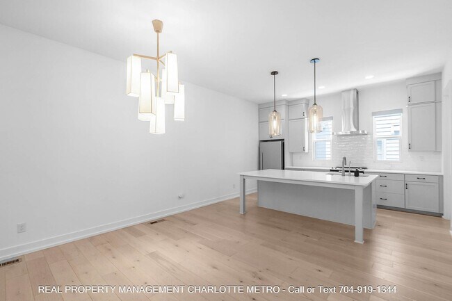 Building Photo - 1609 Parkwood Ave