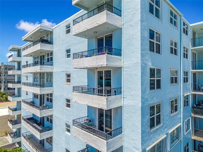 Building Photo - 720 Collins Ave