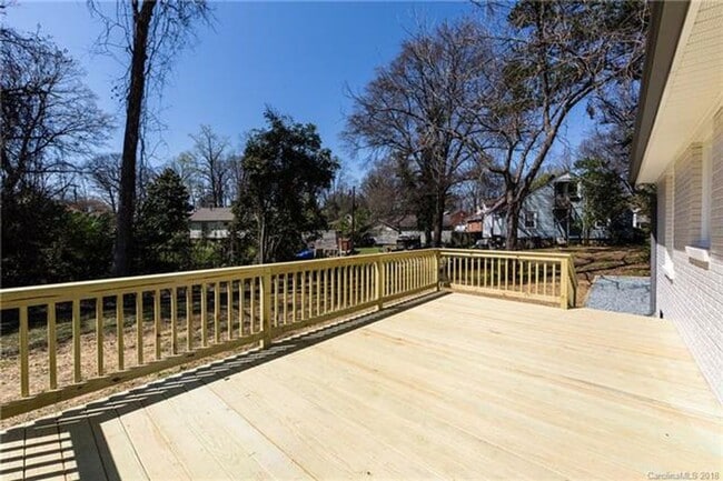 Building Photo - Must view this exquisite 3 bedroom 1 bath brick home. Within 2 miles from Uptown.