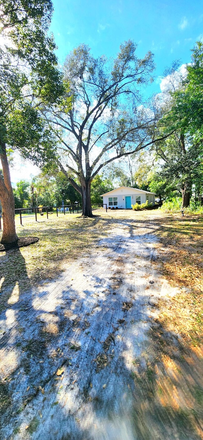 Building Photo - 1385 Elray Blvd