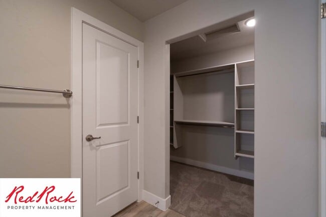 Building Photo - Spacious End Unit Townhome in Hurricane He...