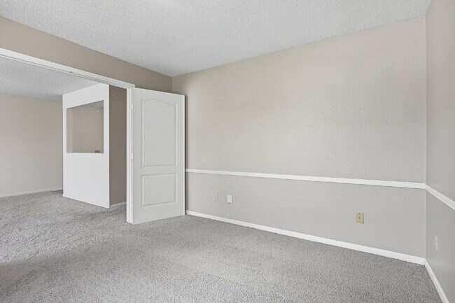 Building Photo - 1421 River View Ave