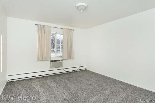 Building Photo - 2425 Torquay Ave