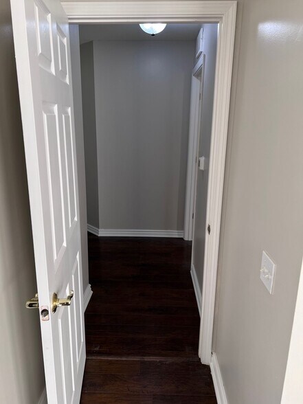 Hallway - 3333 Bromley Ln
