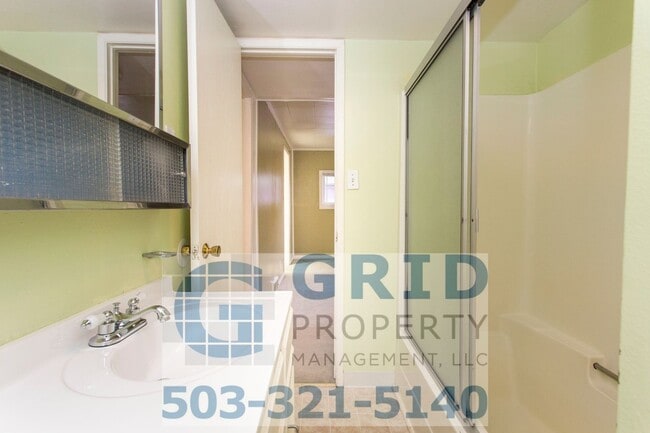 Building Photo - Spacious Two Bedroom Home with Backyard - N Portland!