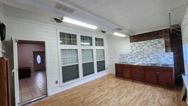 Building Photo - 1024 Heatherwood
