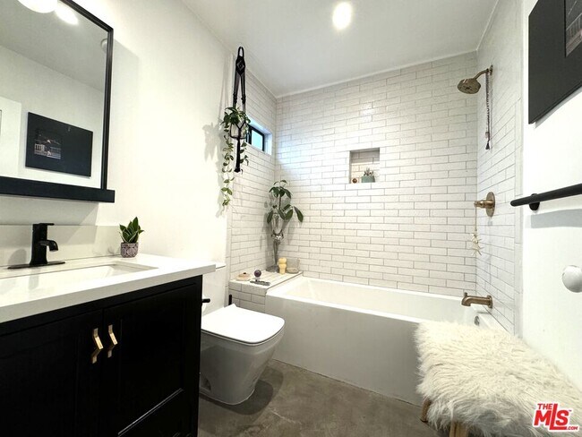 Building Photo - 2241 1/2 Harwood St