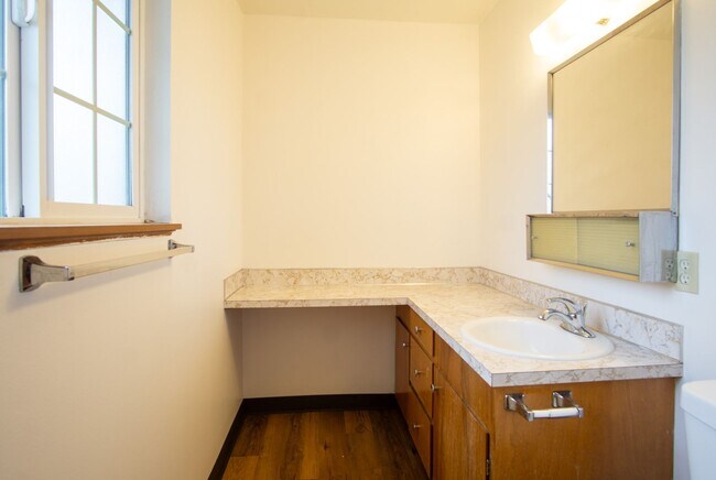 Building Photo - FREE RENT HERE! Close in NE-2 Bedroom, 1.5 Bath Ready Now!