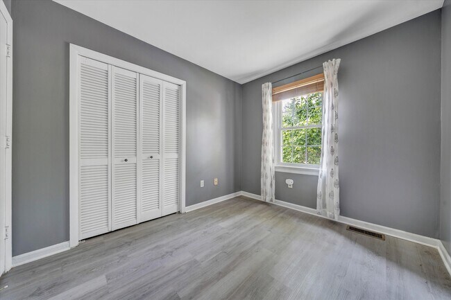 Building Photo - 104 Southampton Ct