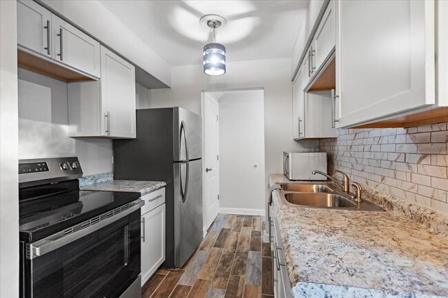 Building Photo - 1S239 Stratford Ln