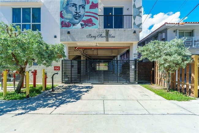 Building Photo - 850 SW 14th Ave