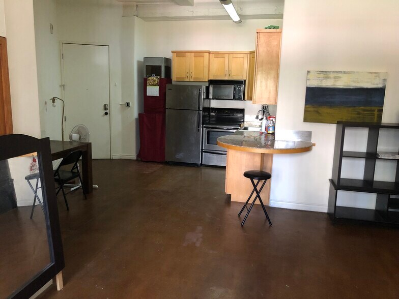 Building Photo - 312 W 5th St