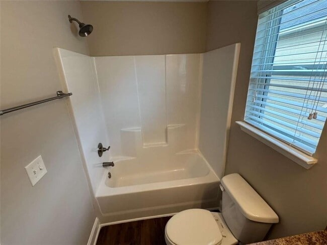 Building Photo - 495 Kirkland Dr