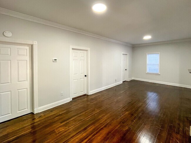 Building Photo - Beautifully Updated 3 Bed 2 Bath Haymount Home