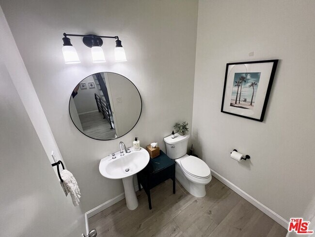 Building Photo - 32 28th Pl