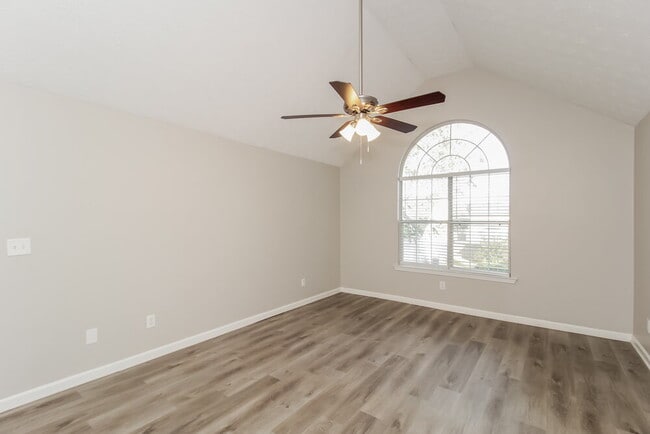 Building Photo - 550 Gardinia Dr