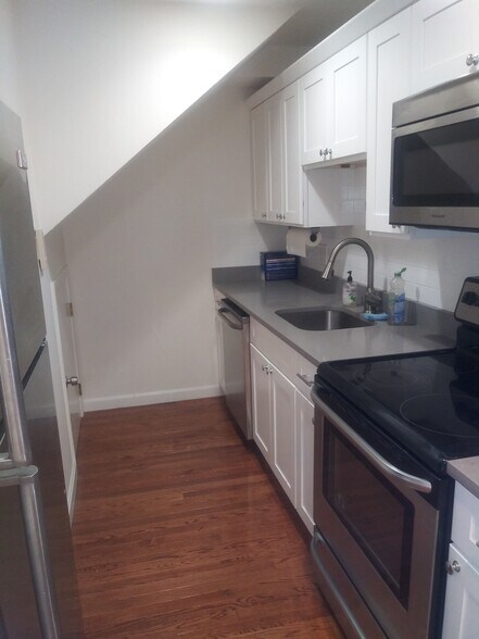 Building Photo - 100 E Brookline St