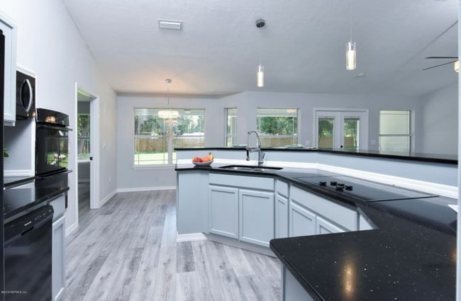 Building Photo - Stunning Home - Large Lot with 2 Car Garage!