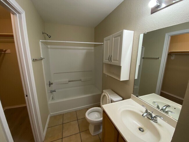 Building Photo - Charming and Spacious Home in a Quiet and ...