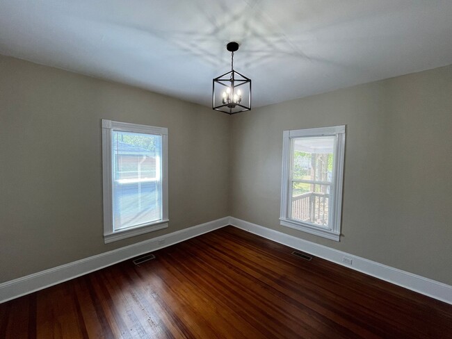 Building Photo - Newly Renovated 2 Bedroom Bungalow!!!