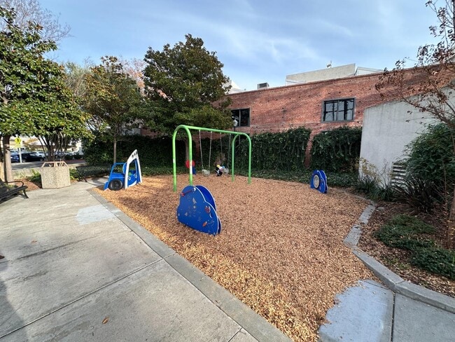 Building Photo - 116 S 1st St