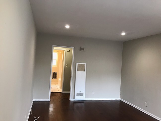 Building Photo - 917 N Hudson Ave