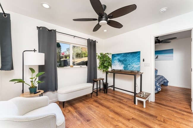 Building Photo - Unfurnished 1 bed/1 bath PET FRIENDLY - walk to beach, grocery, park