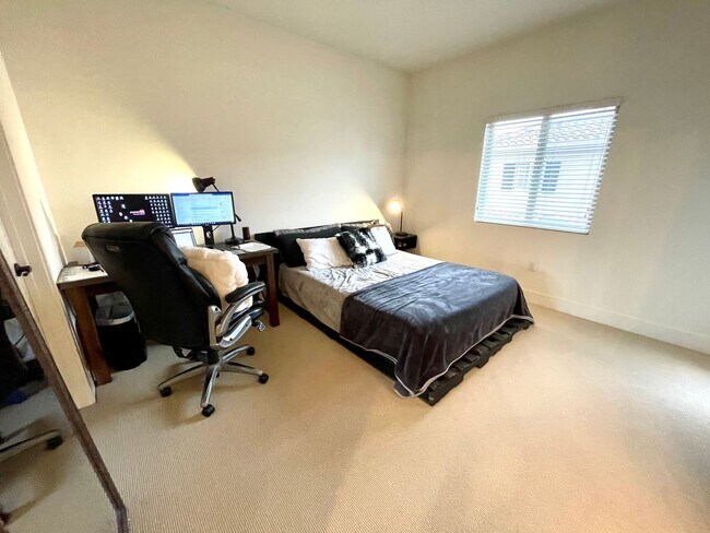 Building Photo - Modern and Chic 2 bed 2.5 bath in Newport Beach!!!