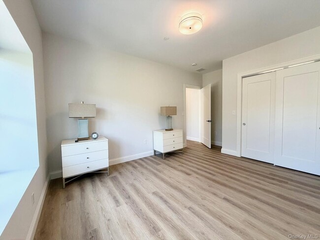 Building Photo - 905 Oakridge Cmns