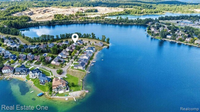Building Photo - 699 Bay Pointe Dr