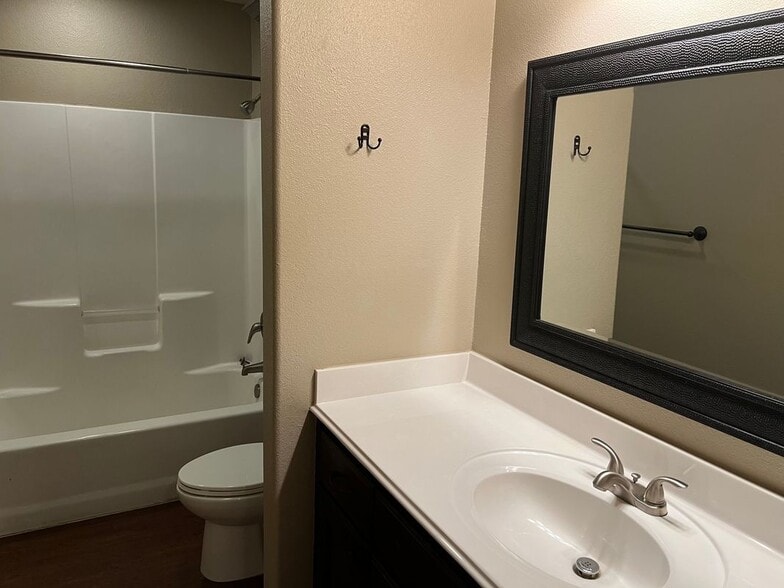 Building Photo - 165 Oakview Ct