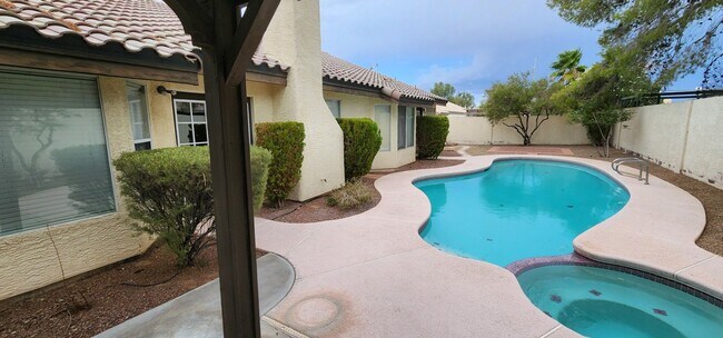 Building Photo - Well Maintained Single Story Pool Home in a great location!