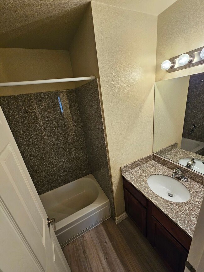 Building Photo - 2 Bedroom Condo located at Bella Vita!!