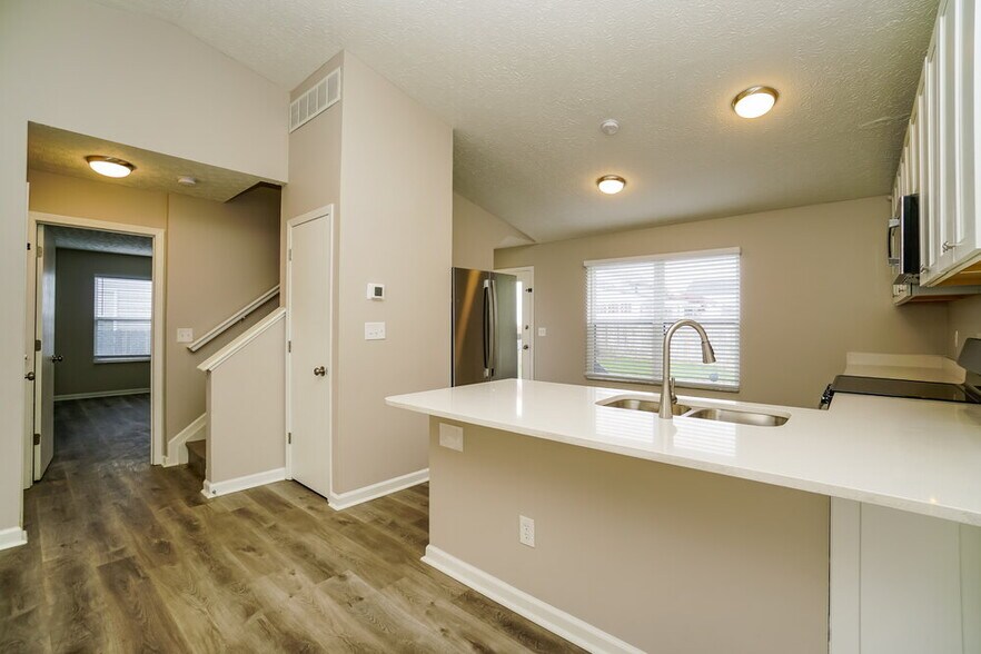 Building Photo - 2146 Kingsglen Dr
