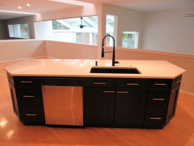 Building Photo - Beautiful Three Bedroom in the Hills of South Salem