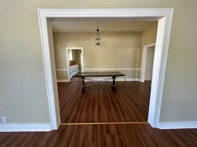 Building Photo - 414 N Avenue C