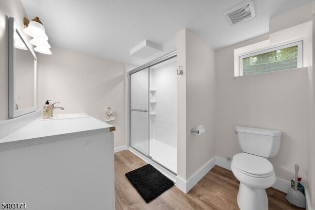 Building Photo - 422 Hollow Rd