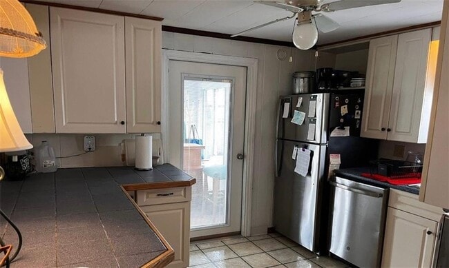 Building Photo - 16 Green Acres Dr