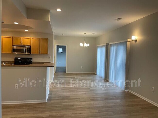 Building Photo - 2735 E Maple Rd