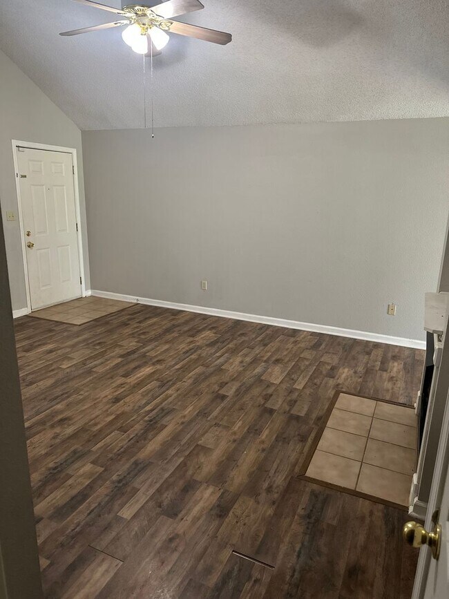 Building Photo - Move-in Ready!  3-Bed, 2-Bath Home in Bent...