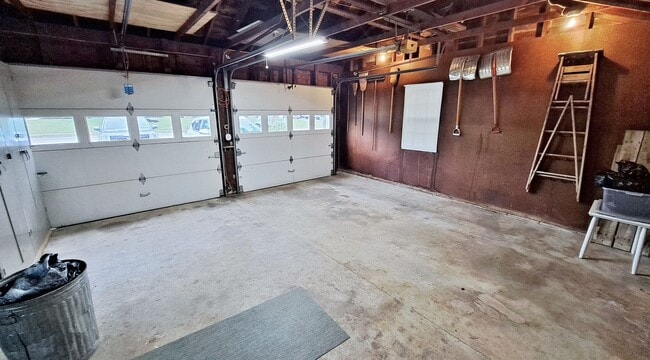 Building Photo - Fully Furnished 4 Bed / 1-1/2 Bath Single ...