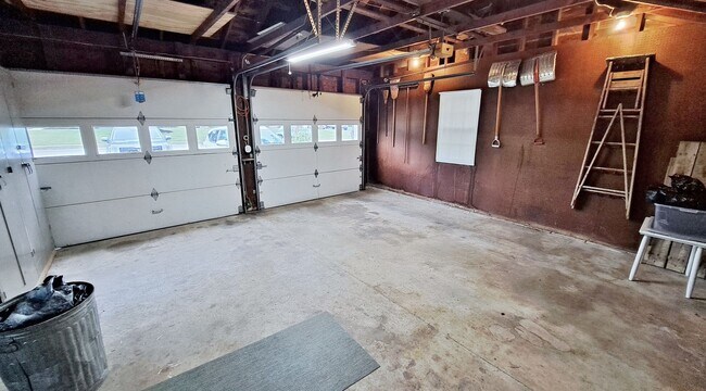 Building Photo - Fully Furnished 4 Bed / 1-1/2 Bath Single Family Home w/2 Car Garage