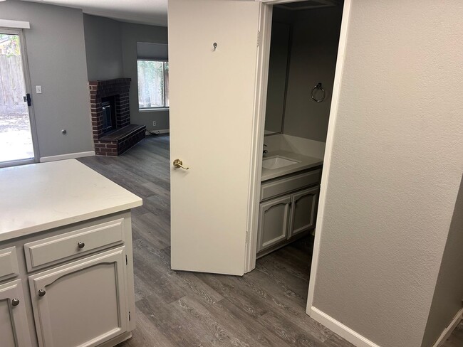 Building Photo - 3 Bedroom/3 Bath Tiffany Estates Ripon Ca