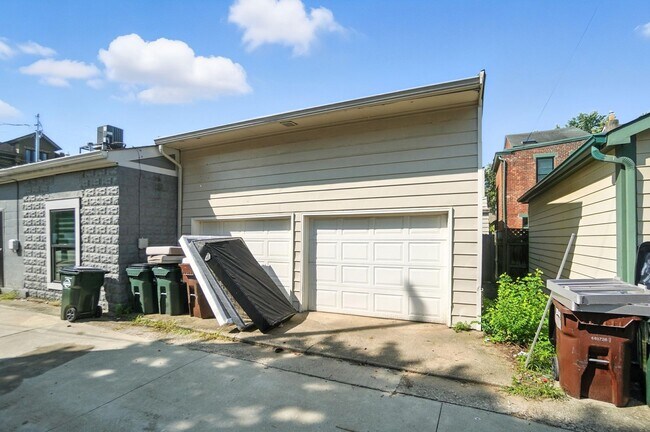 Building Photo - Two Bedroom in Newport!
