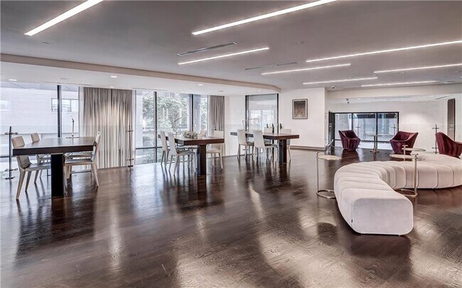 Building Photo - 2322 N Akard St