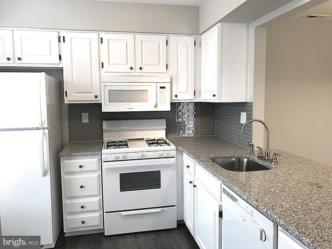 Building Photo - 560 Shetland Ct