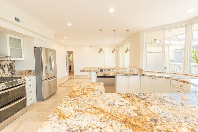 Building Photo - 4 Bedroom / 3 Bathroom Home With Panoramic...