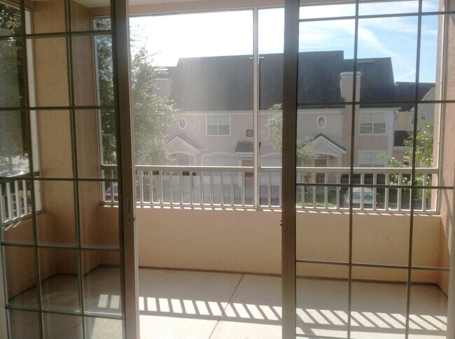 Building Photo - Hamptons At Metrowest - 2/2 Condo with balcony!!