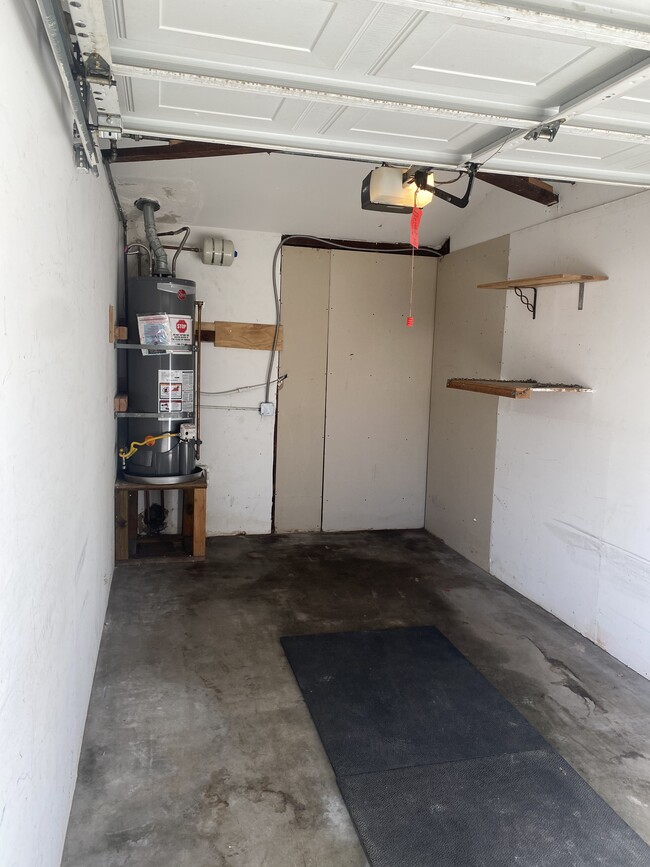 Garage - 2550 Greenfield Ave